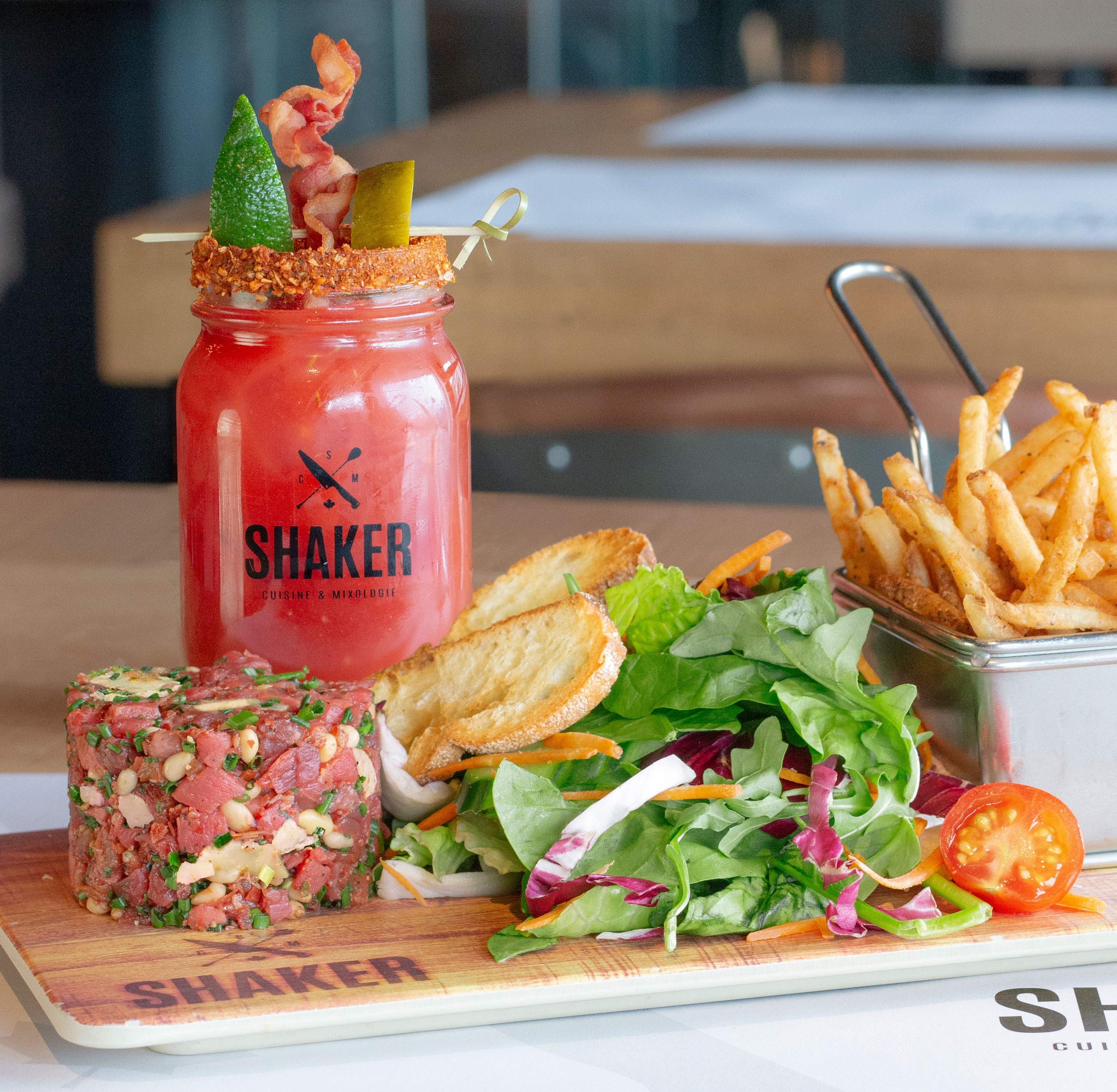https://www.shakercuisineetmixologie.com/files/2019/06/plat_repas_tartare_boeuf-italien_shooting_nouvelles-frites_cocktail_bloody_jack.jpg
